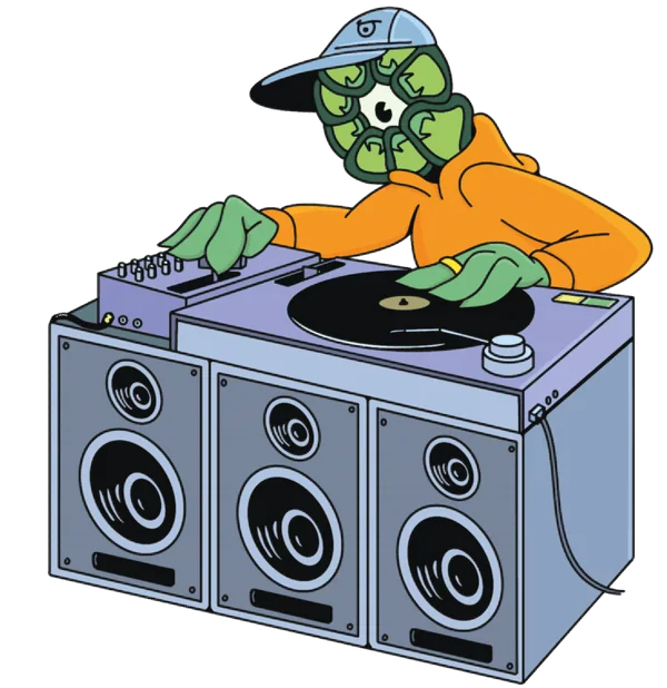 Un dj con la testa a forma di fiore-rosetta alla console, davanti a tre casse.