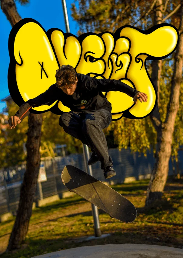 Foto di uno skater a mezz'aria, con sopra un graffito giallo che dice DYELIT.