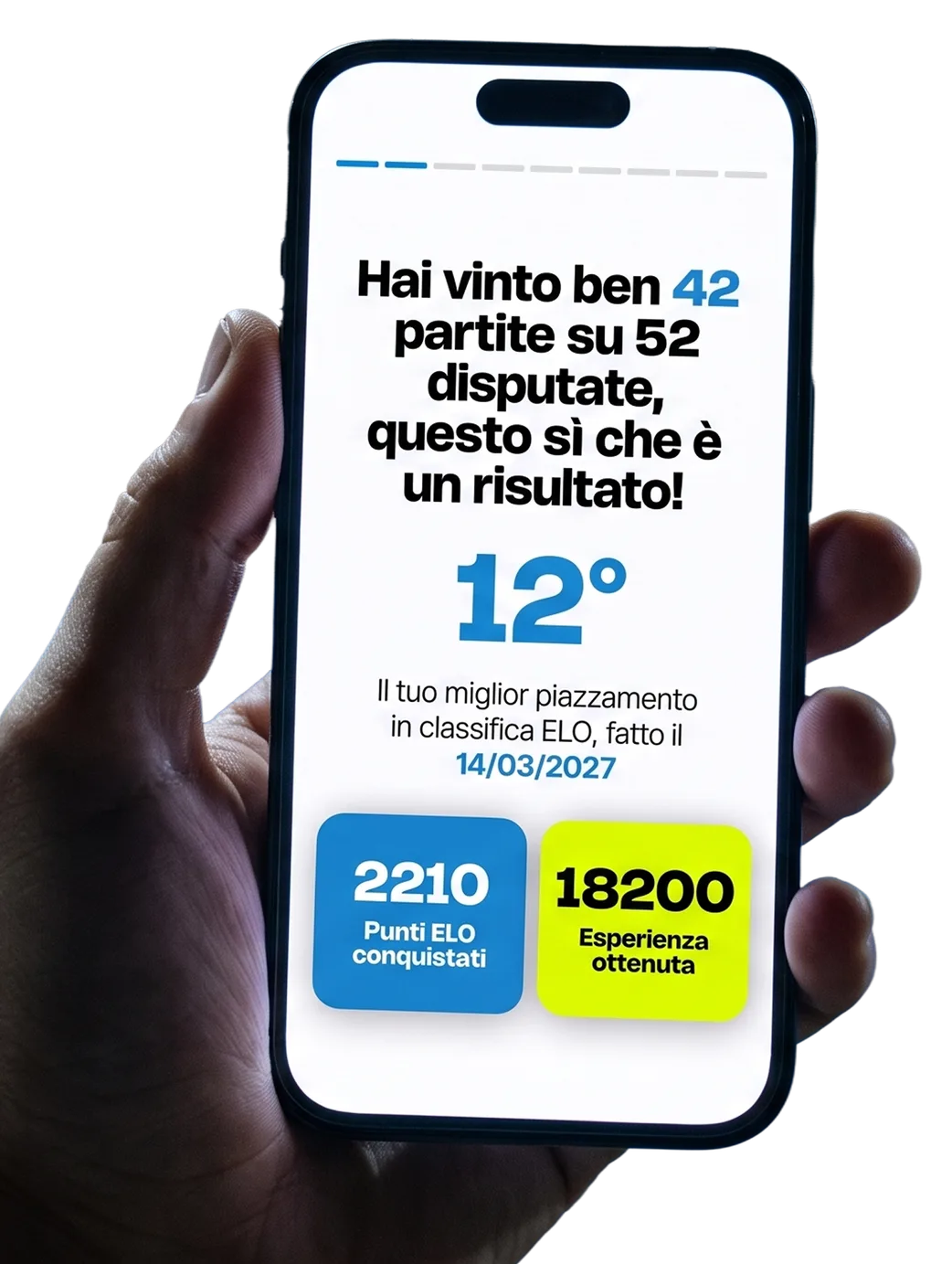 Una mano tiene un telefono con l'app Expì: «Hai vinto ben 42 partite su 52 disputate», 12° posto in classifica ELO, 2210 punti ELO e 18200 punti esperienza.