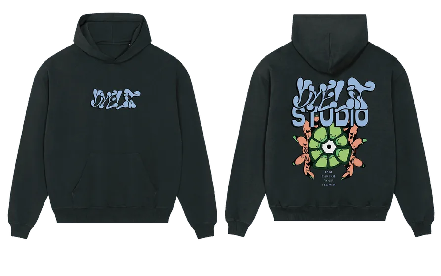 Felpa nera con cappuccio Dyelit Studio, fronte e retro: sul retro la scritta azzurra e il fiore verde tra due mani.