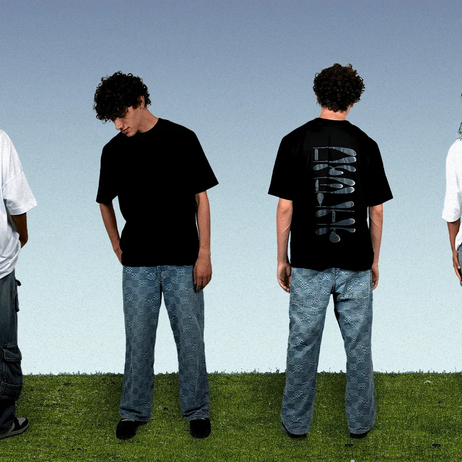 Due modelli con la t-shirt nera Dyelit, di fronte e di spalle.